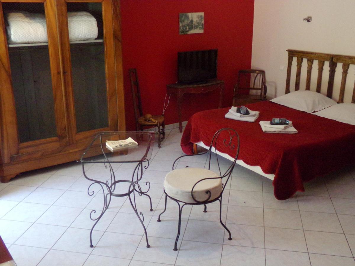 Chambres et table d'hôtes, maisonnettes individuelles dans propriété privée Vézinnes Extérieur photo